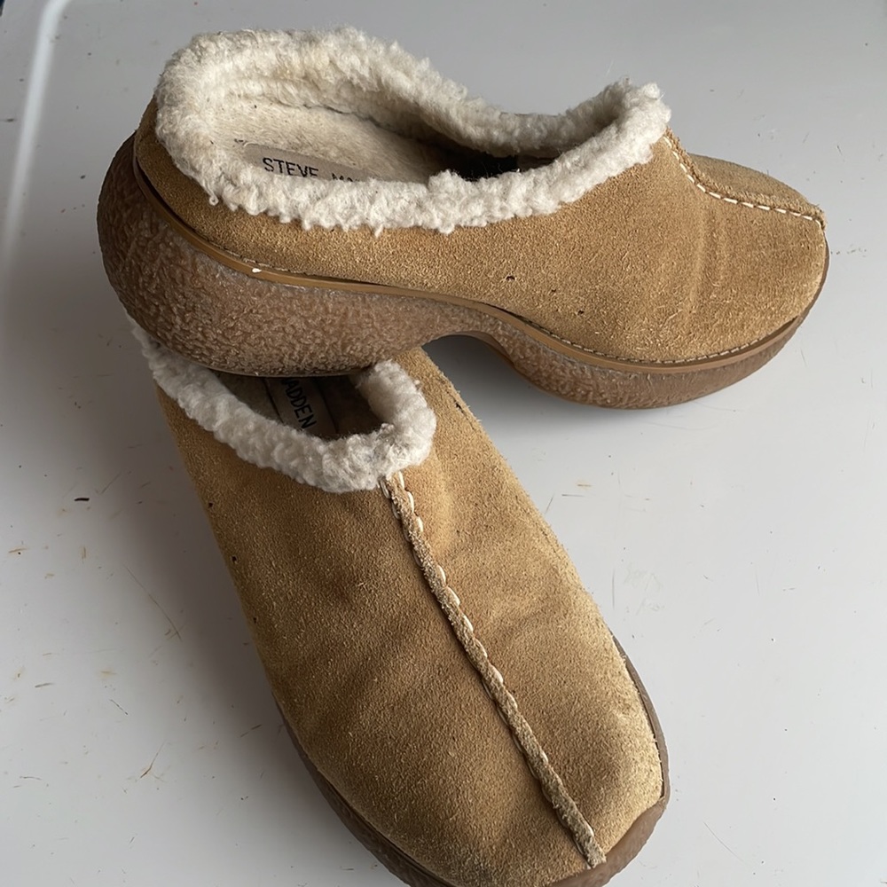 Vintage 90s Y2K Steve Madden clogs Mickiee tan suede Slip on clogs faux fur